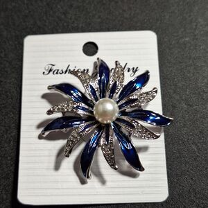 💎Elegant Blue and Silver Pearl Brooch